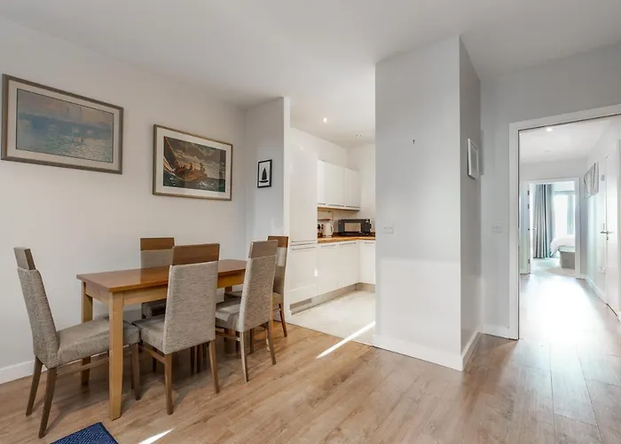 Two Bed In Apartment *